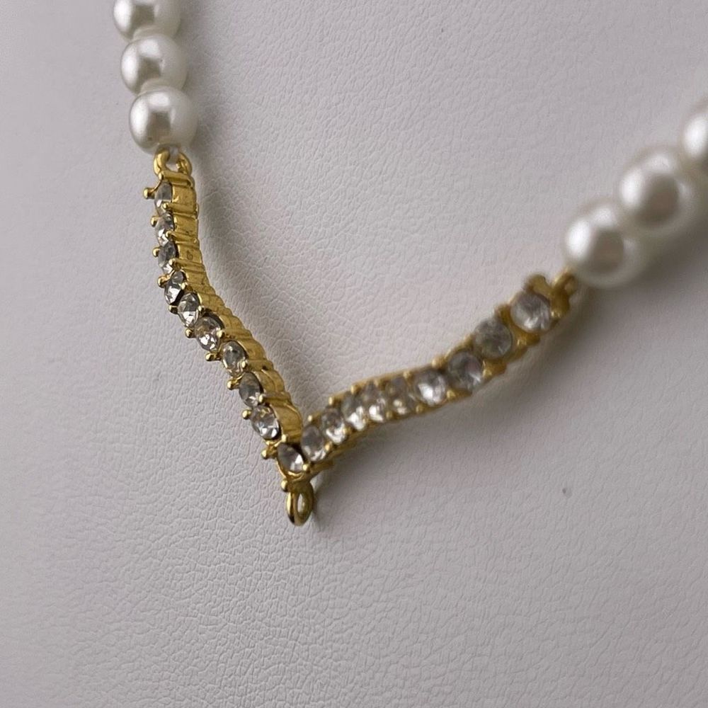 Vintage Faux Pearl and Clear Rhinestone V Shaped Necklace Gold Tone - Picture 3 of 6
